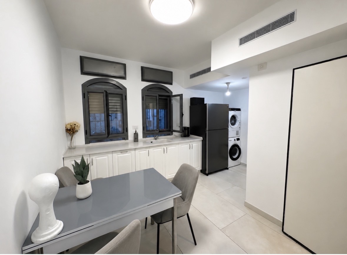 Spacious 1.5-Room Apartment in Nachlaot with Modern Amenities