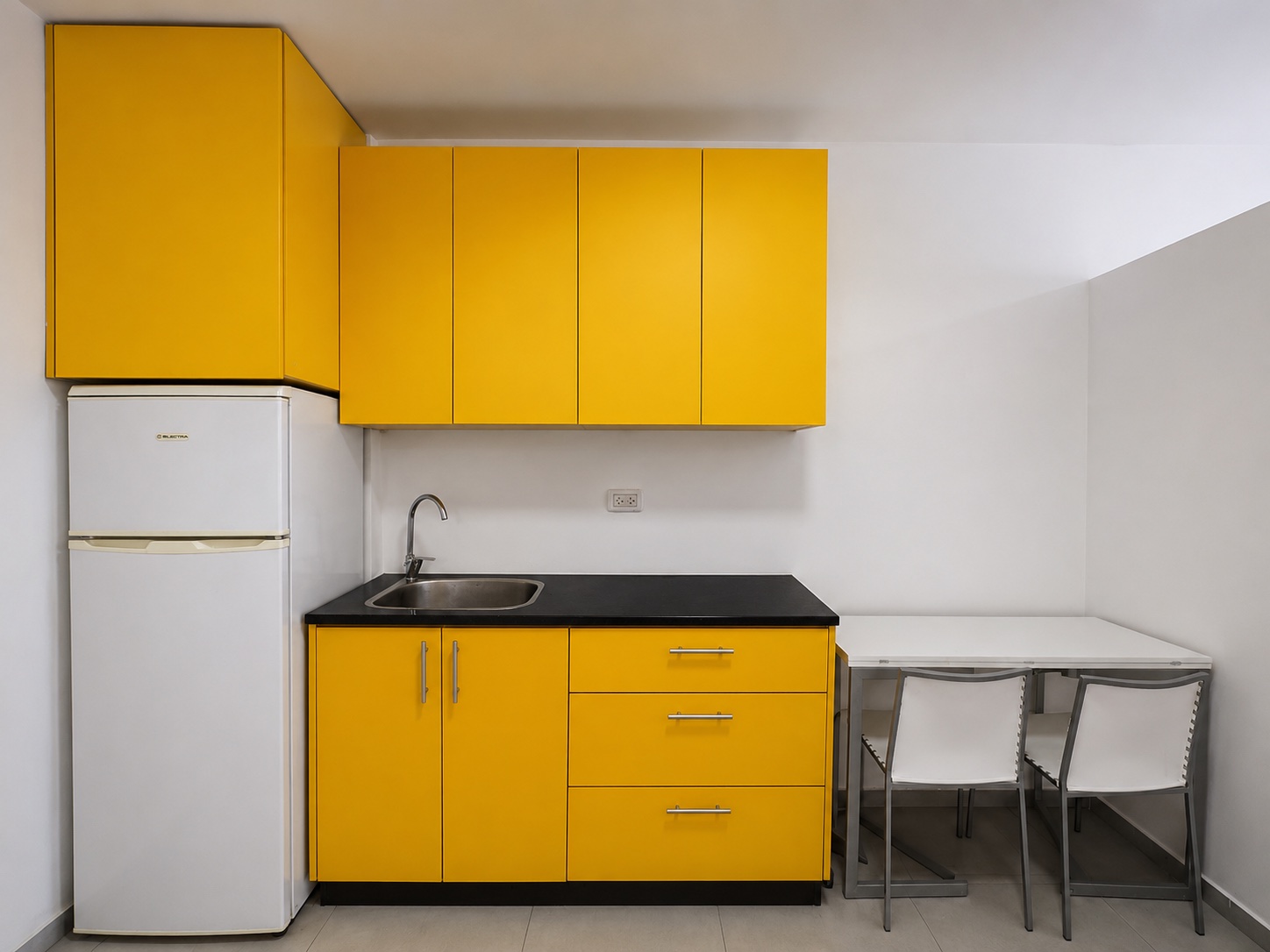 Bright 1.5-Room Apartment Near Mahane Yehuda Market