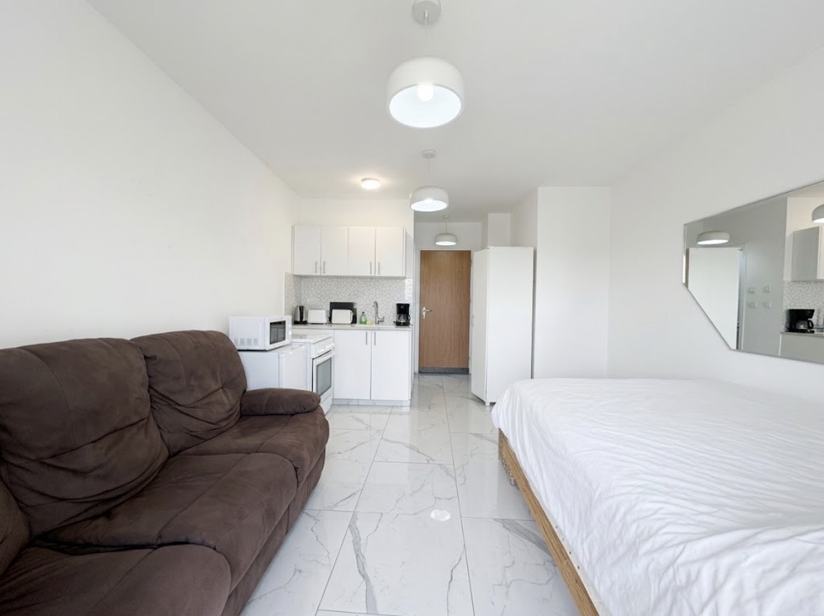 Furnished Studio with Private Balcony and Park Views near Mahane Yehuda