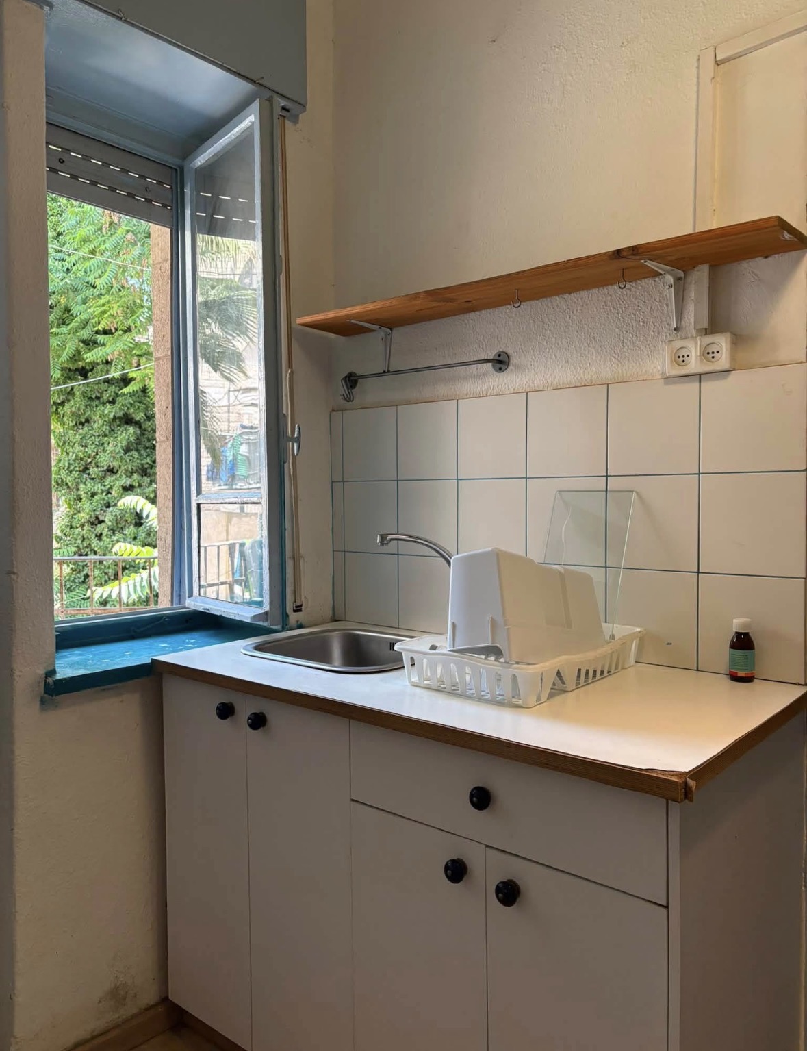 Cozy Studio with Private Balcony on HaNeviim Street, City Center